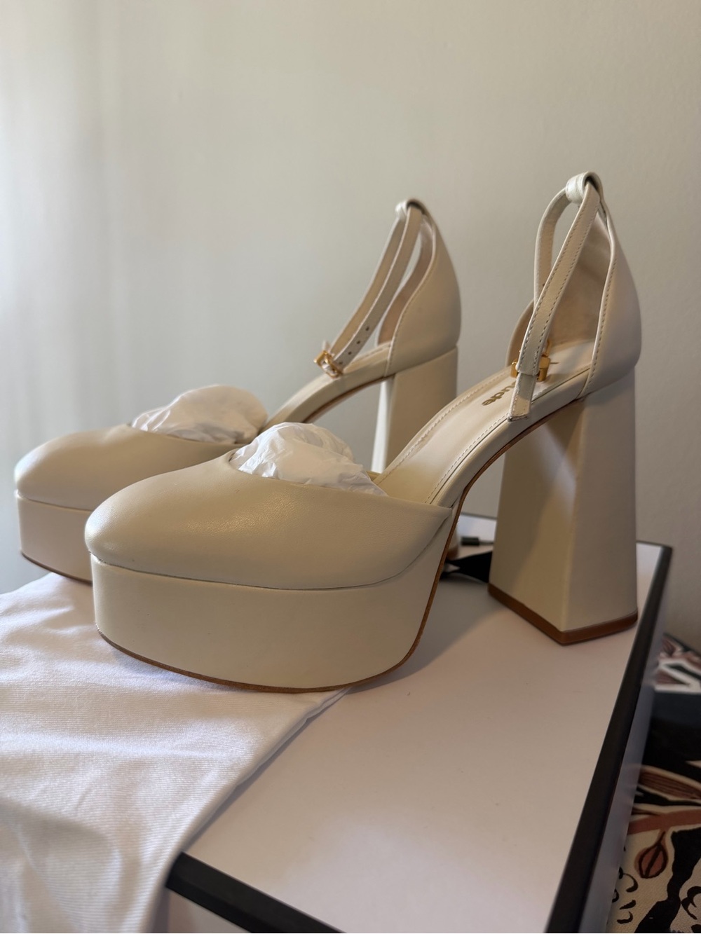 Larroude Leather Ari Pumps in Cream Size 6.5